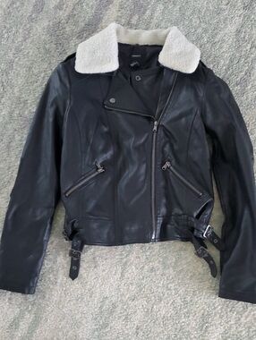 Forever 21 Black Faux Leather Biker Jacket with Detachable Cream Sherpa Collar